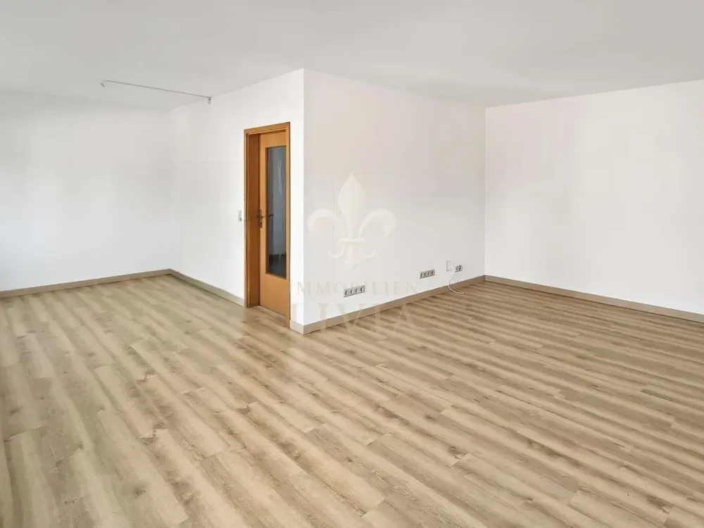 Well-maintained 2-room granny flat with private entrance in a quiet location