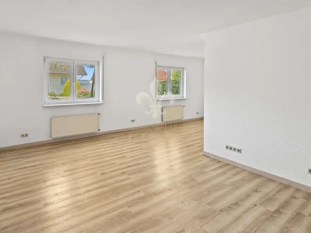 Well-maintained 2-room granny flat with private entrance in a quiet location