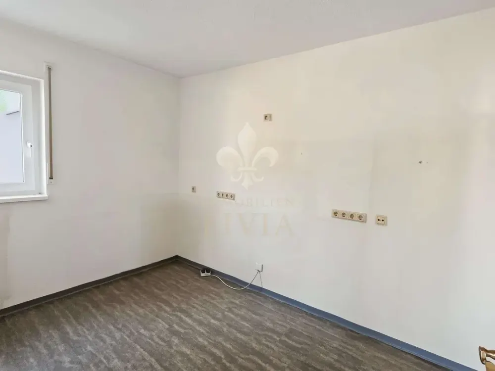 Well-maintained 2-room granny flat with private entrance in a quiet location