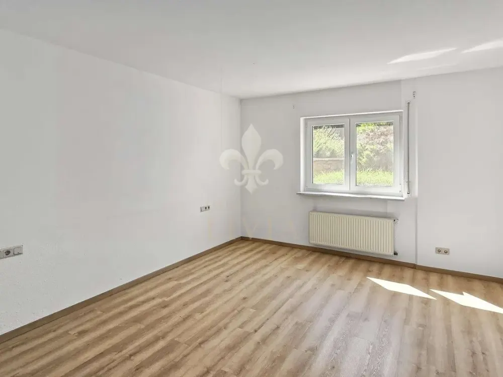 Well-maintained 2-room granny flat with private entrance in a quiet location