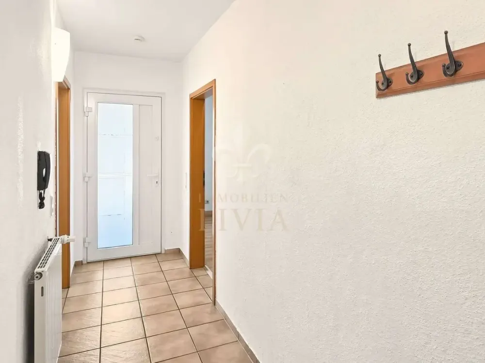 Well-maintained 2-room granny flat with private entrance in a quiet location