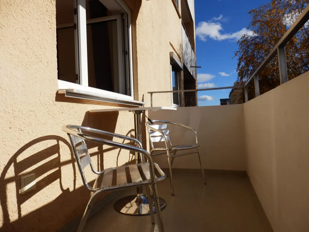Vermiete Sonnige Wohnung mit Küche,und sehr großen Balkon
