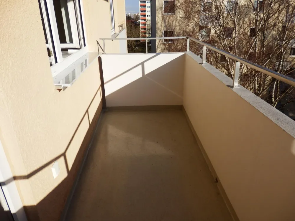 Vermiete Sonnige Wohnung mit Küche,und sehr großen Balkon