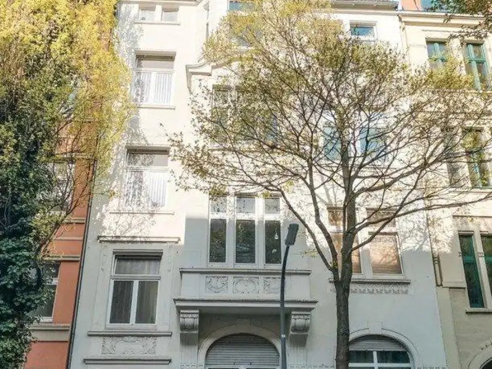 **GERICHTSVIERTEL- Gepflegte Wohnung mit Einbauküche, Duschbad, & Laminatböden**