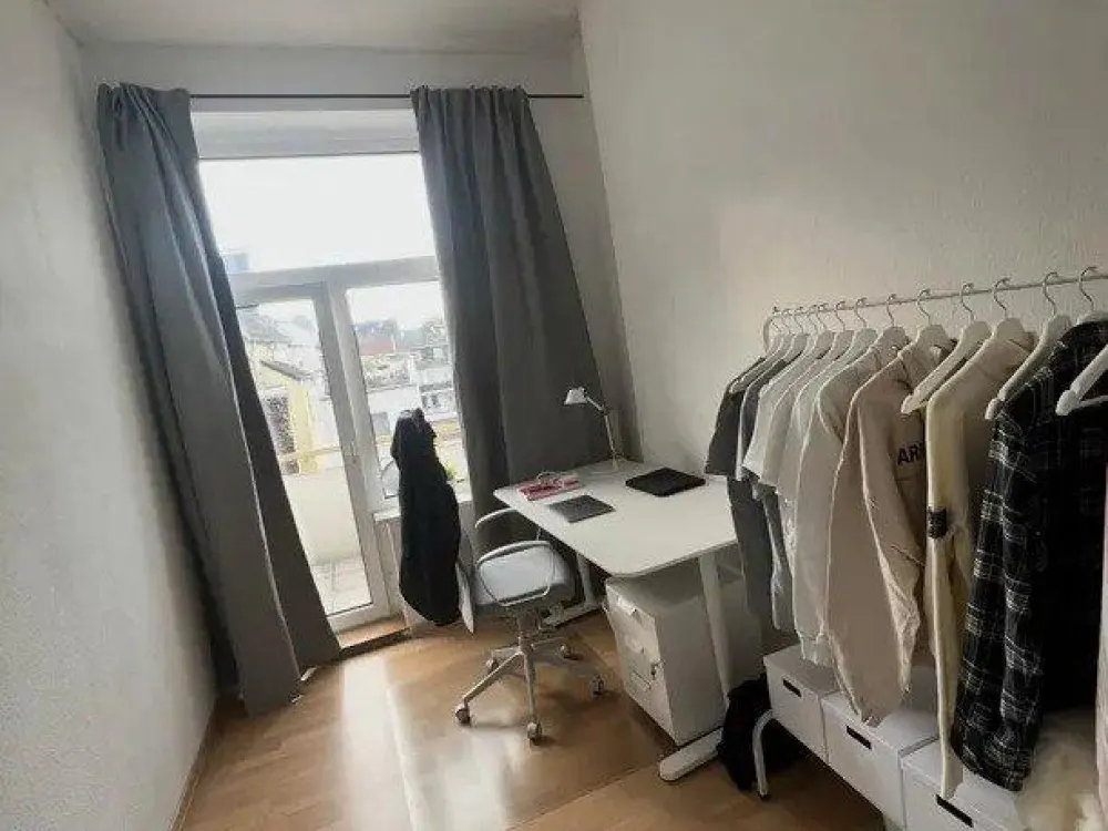 **GERICHTSVIERTEL- Gepflegte Wohnung mit Einbauküche, Duschbad, & Laminatböden**