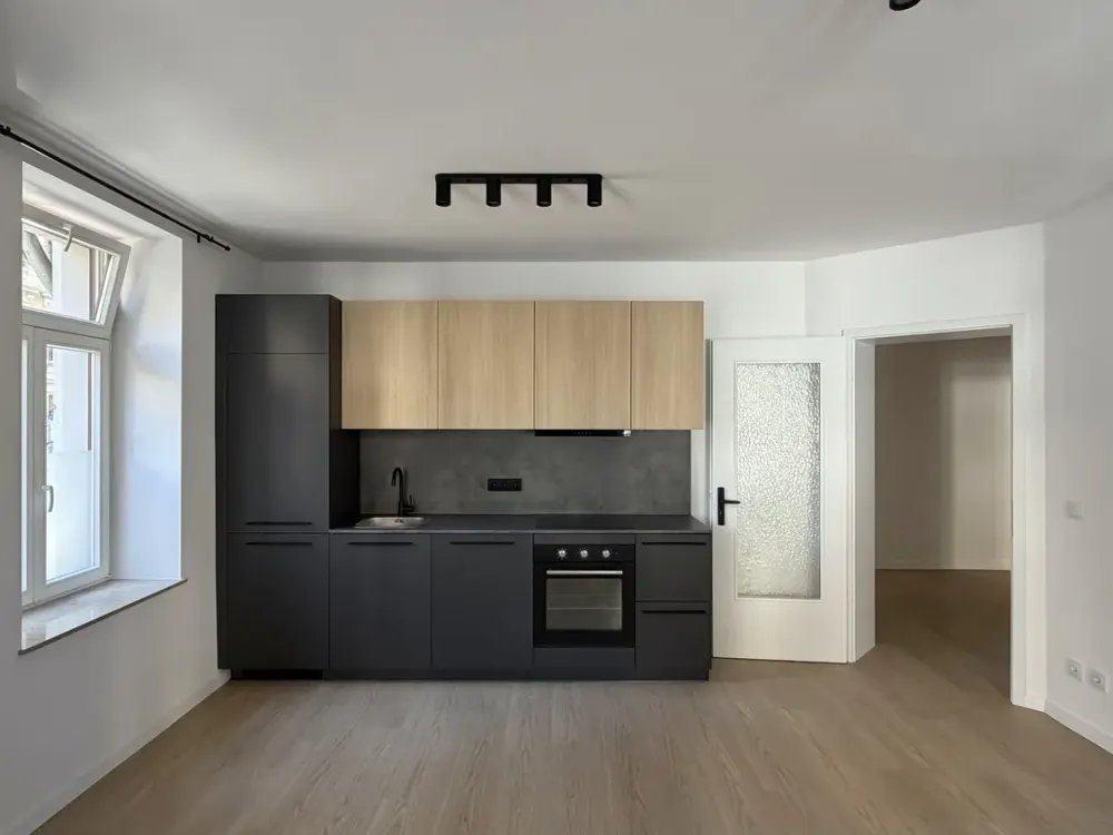 شقة فاخرة للسكن لأول مرة بعد الترميم, جوهرة مبنى قديم أنيقة مع مطبخ تصميم عالي الجودة