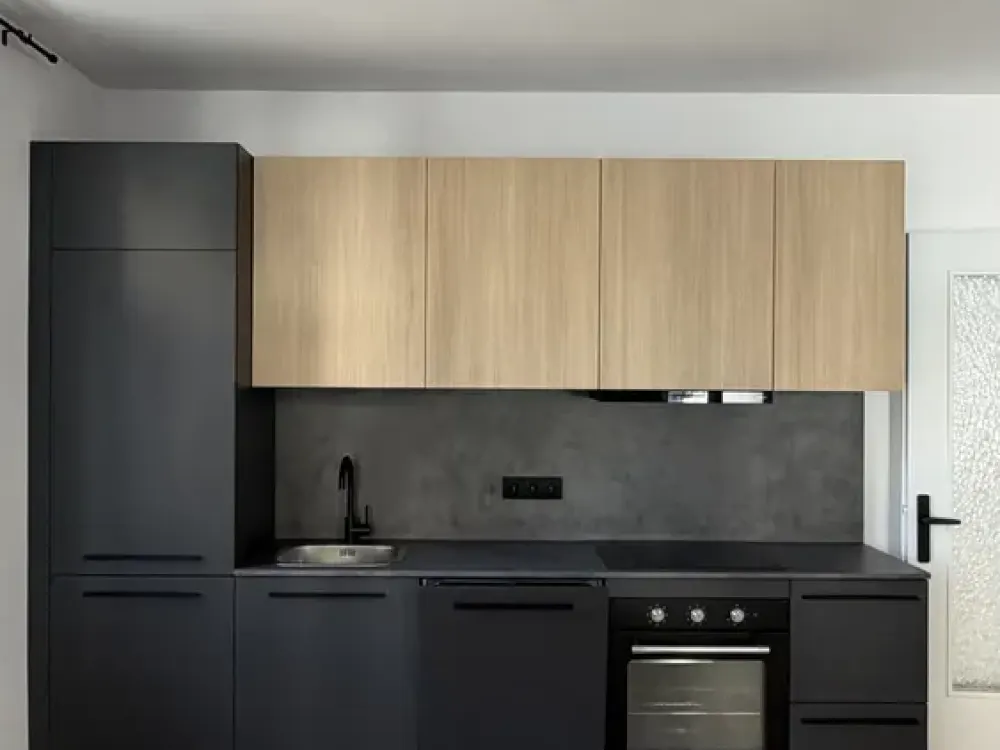 شقة فاخرة للسكن لأول مرة بعد الترميم, جوهرة مبنى قديم أنيقة مع مطبخ تصميم عالي الجودة