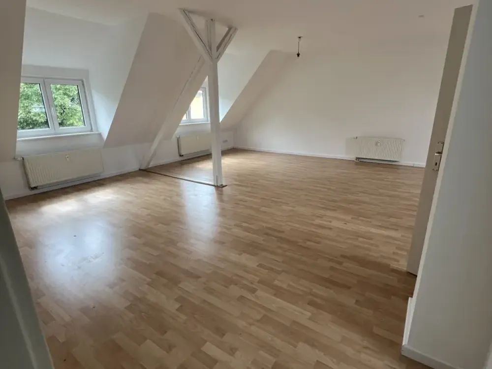 Große renovierte 1-Zi.DG-Wohng. in zentraler u.schöner Lage - Besichtigung nach Vereinbarung