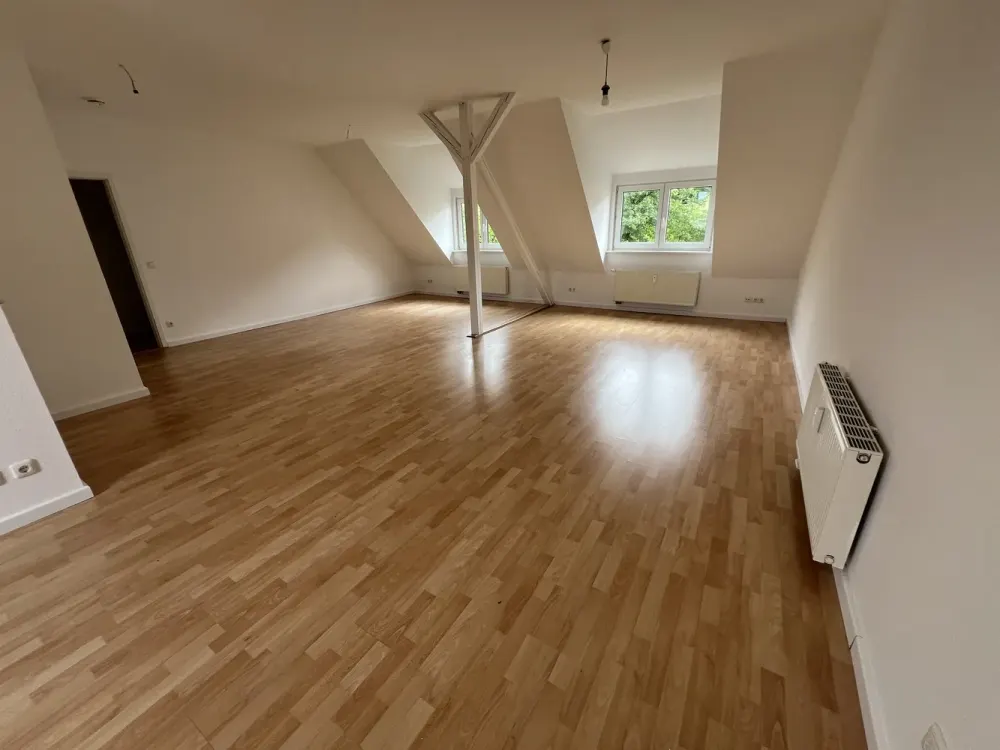Große renovierte 1-Zi.DG-Wohng. in zentraler u.schöner Lage - Besichtigung nach Vereinbarung