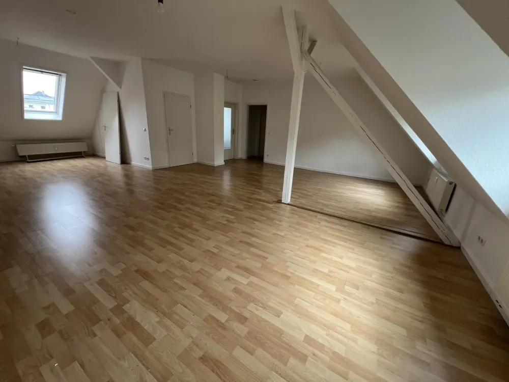 Große renovierte 1-Zi.DG-Wohng. in zentraler u.schöner Lage - Besichtigung nach Vereinbarung