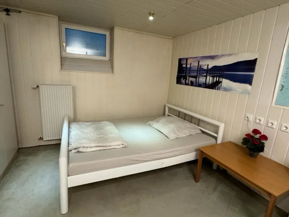 WG Zimmer 20qm, Souterrain, geräumig, 3m Schrank, sehr ruhig,