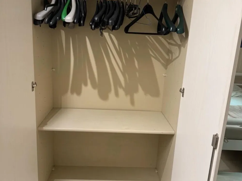 WG Zimmer 20qm, Souterrain, geräumig, 3m Schrank, sehr ruhig,