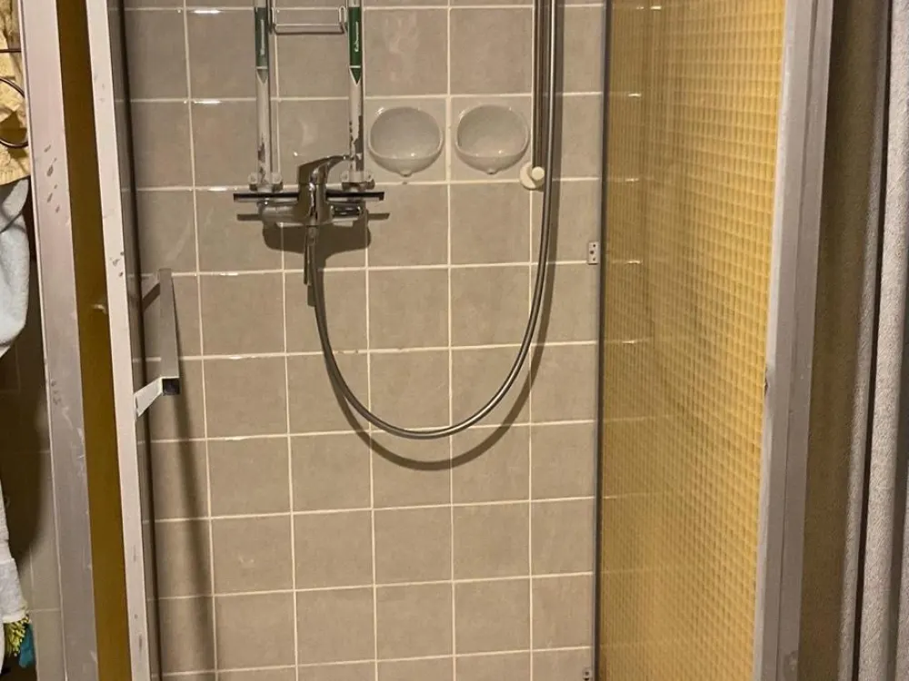 WG Zimmer 20qm, Souterrain, geräumig, 3m Schrank, sehr ruhig,