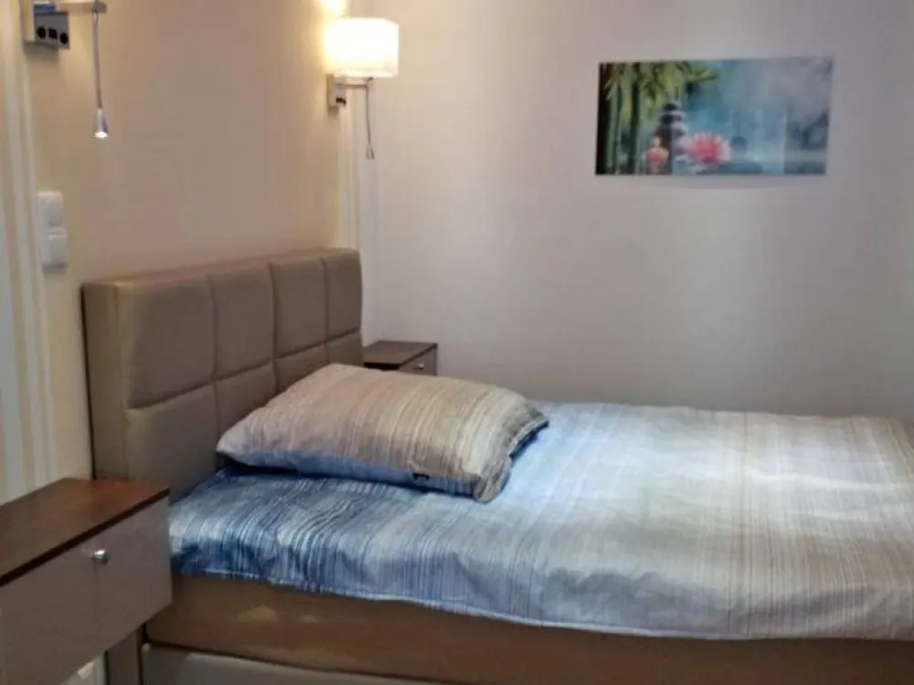 Wohnung mit 2 Zimmern komplett renoviert und möbliert