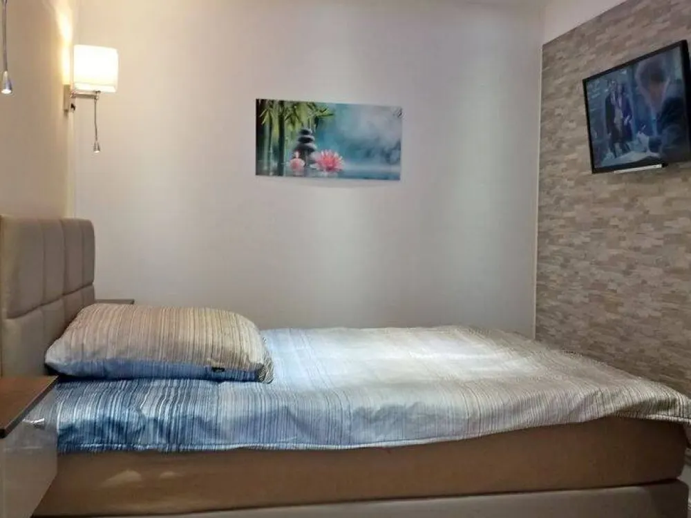 Wohnung mit 2 Zimmern komplett renoviert und möbliert