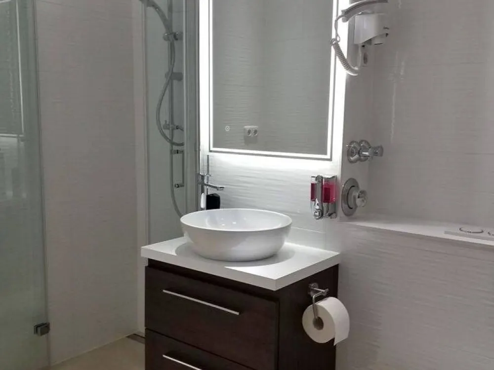 Wohnung mit 2 Zimmern komplett renoviert und möbliert