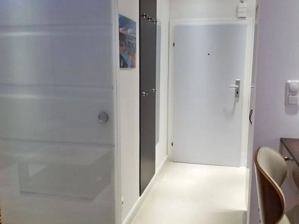 Wohnung mit 2 Zimmern komplett renoviert und möbliert
