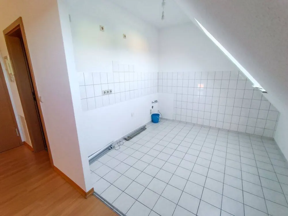 1-Raum-Dachgeschosswohnung *36 m²* *Balkon & PKW-Stellplatz* ideal für Studenten & Berufstätige