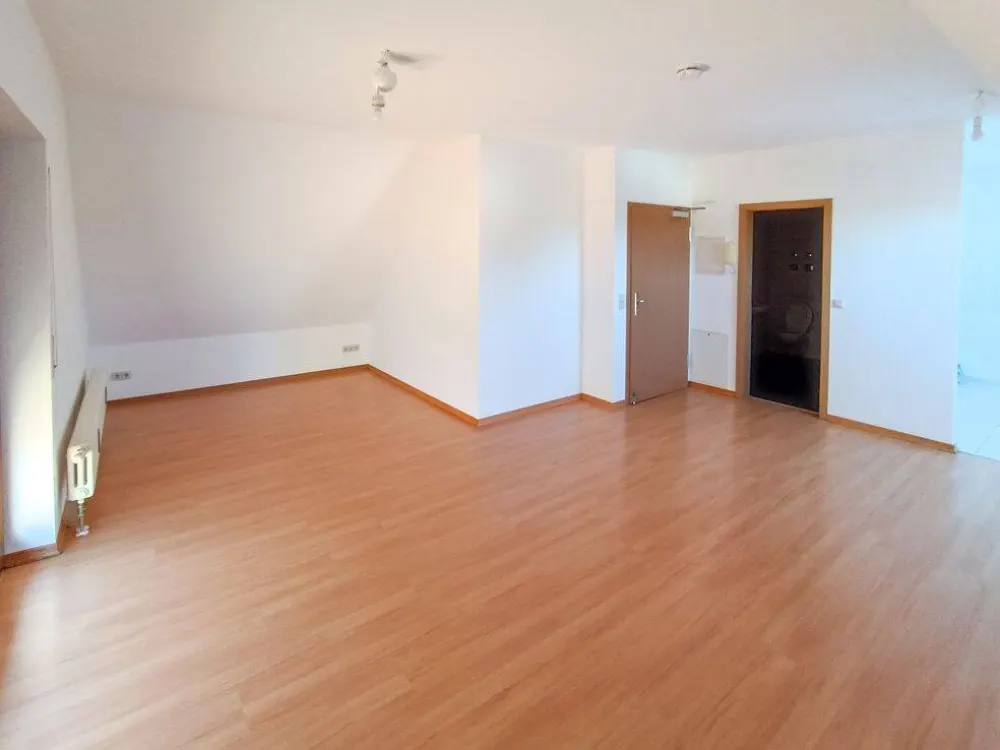 1-Raum-Dachgeschosswohnung *36 m²* *Balkon & PKW-Stellplatz* ideal für Studenten & Berufstätige