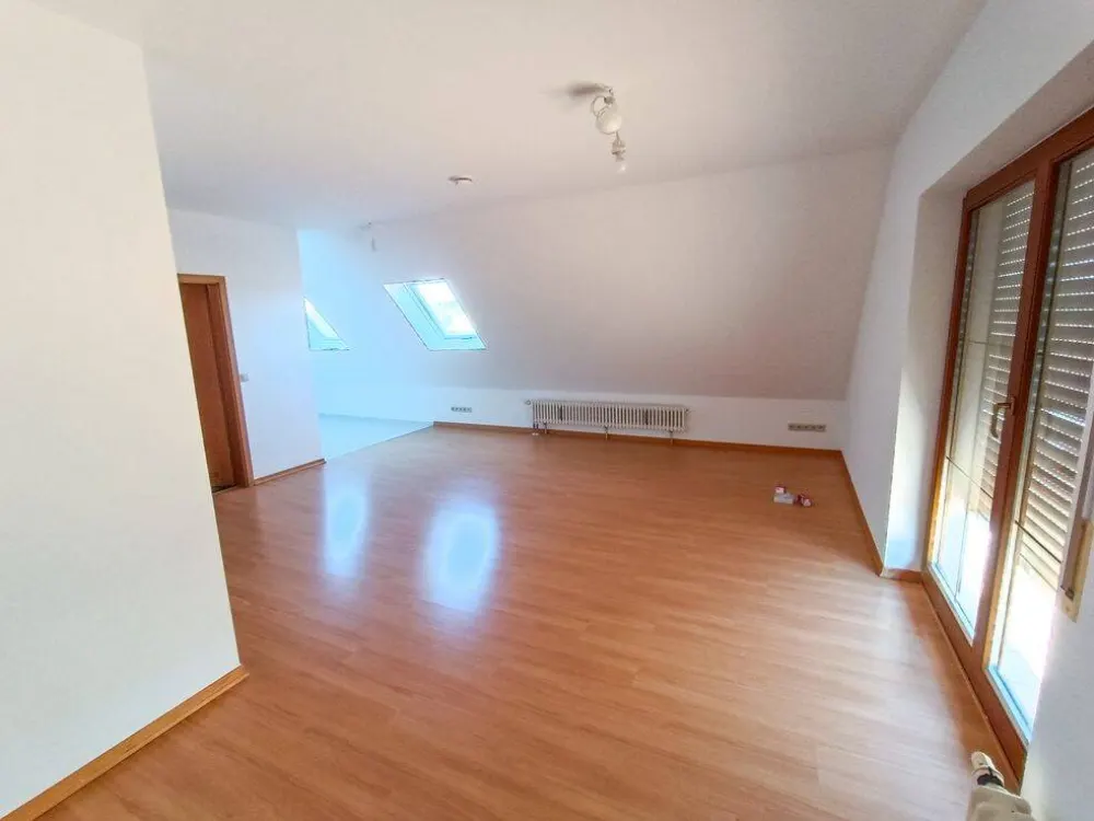 1-Raum-Dachgeschosswohnung *36 m²* *Balkon & PKW-Stellplatz* ideal für Studenten & Berufstätige