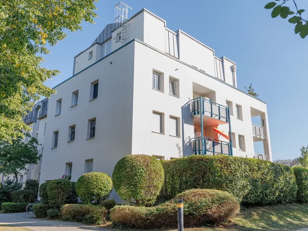 Lebendig wohnen in Bogenhausen: 3-Zimmer-Wohnung mit Balkon