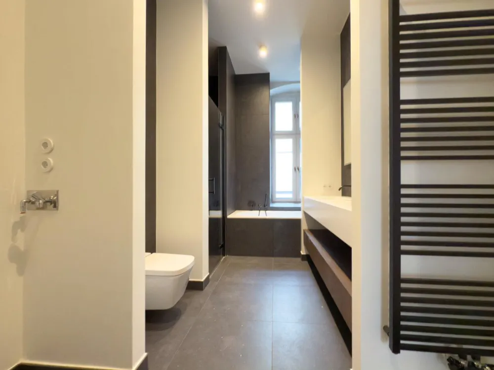 2-Zimmer-Altbauwohnung mit ca. 90 m² im Riehmers Hofgarten