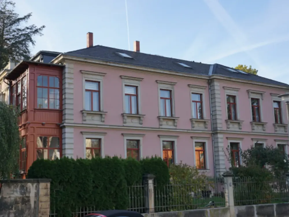 Rarity Near the University! 4-Room Apartment * Private Garden * Raised Ground Floor * Eat-in Kitchen