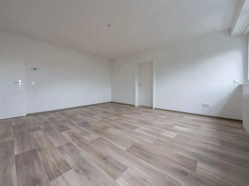 Helle, frisch renovierte 2-Zimmer-Wohnung in Bahnhofsnähe