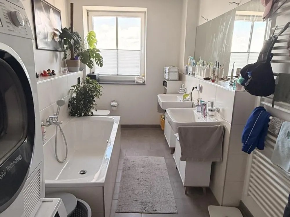 Wohnkomfort für die ganze Familie - Stilvolle 5-Raum-Wohnung mit Balkon, Aufzug & Blick ins Grüne