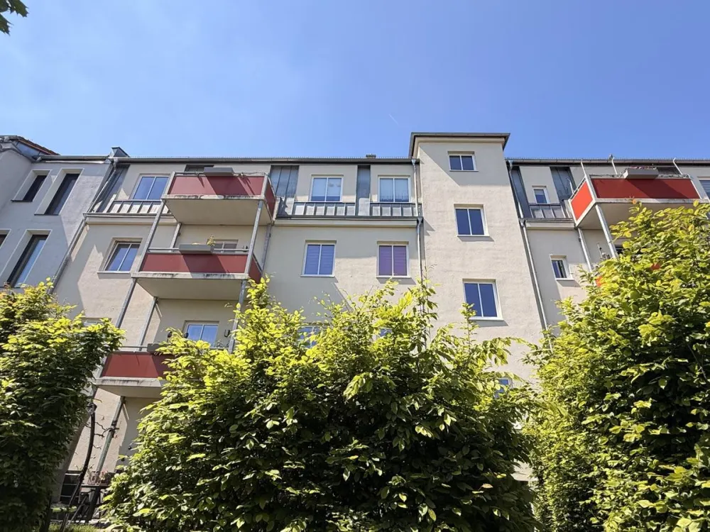 Wohnkomfort für die ganze Familie - Stilvolle 5-Raum-Wohnung mit Balkon, Aufzug & Blick ins Grüne