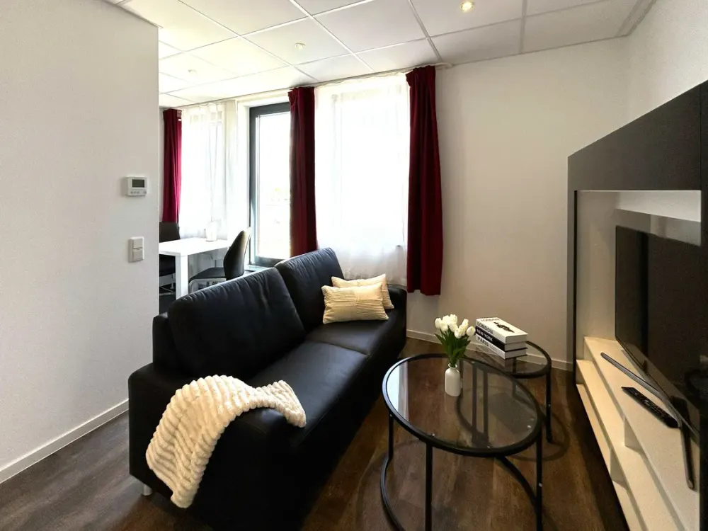 2-Room Penthouse Apartment, Comfortable & Homely, Fully Equipped in Niederrad