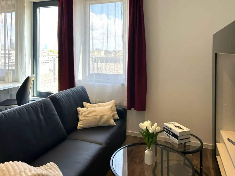 2-Room Penthouse Apartment, Comfortable & Homely, Fully Equipped in Niederrad