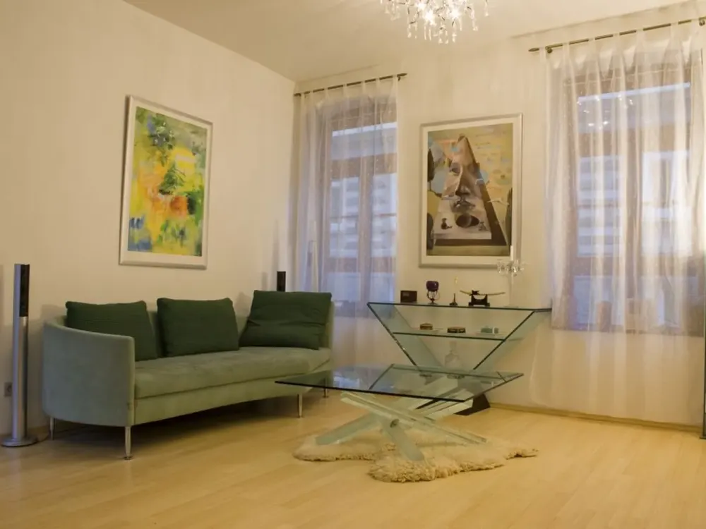 Best Location. Private Garden! 100 m to the Outer Alster. 8 Min. Walk to Central Station. Unfurnished/Furnished.