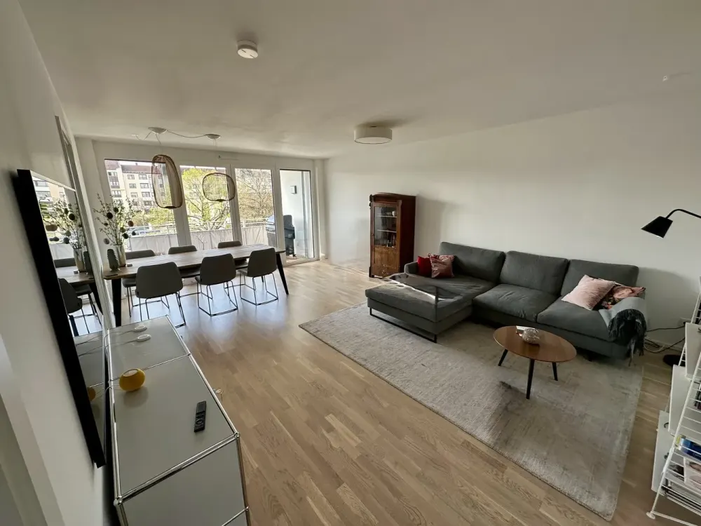Großzügige 2-Zimmer-Wohnung, EBK, Loggia, Abstellkammer, Küche extra