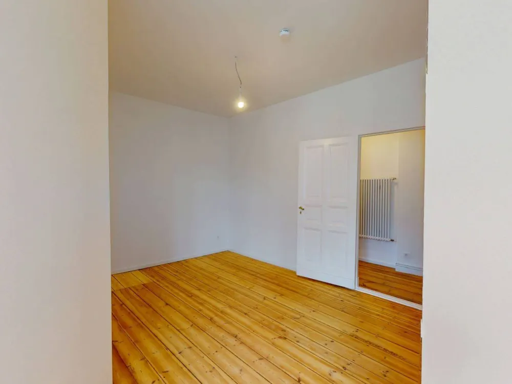 Renovierte 2-Zimmer-Altbauwohnung mit BALKON, modernem Duschbad und hochwertiger EBK