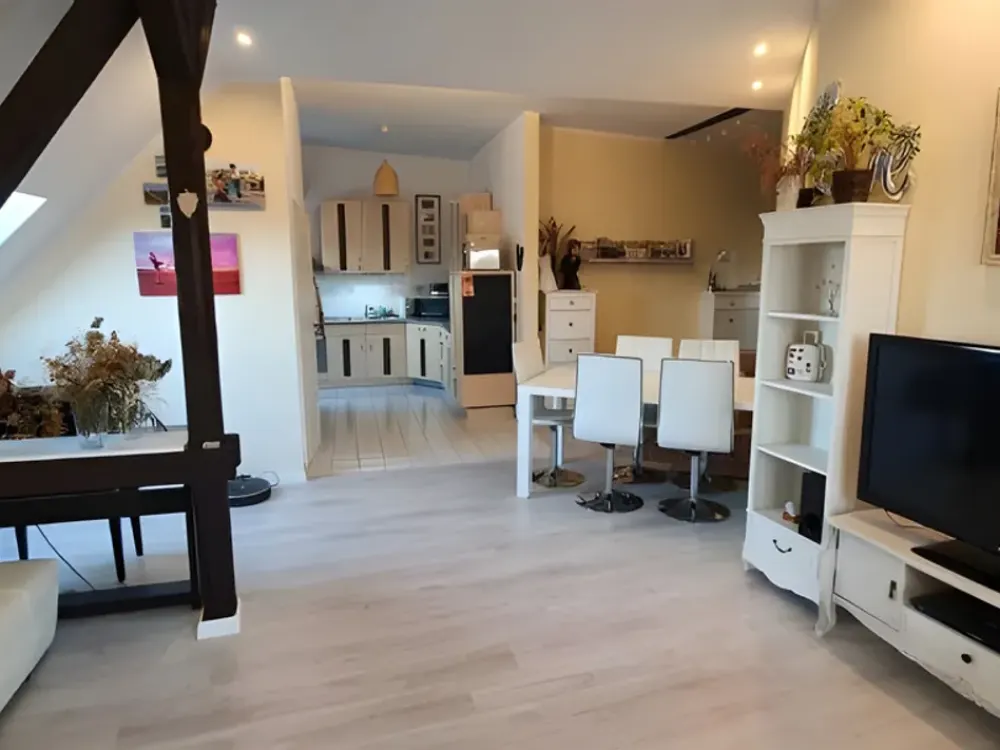 Charmante 3-Zimmer-Dachgeschosswohnung mit Aufzug, EBK und Skyline-Blick in Leipzig
