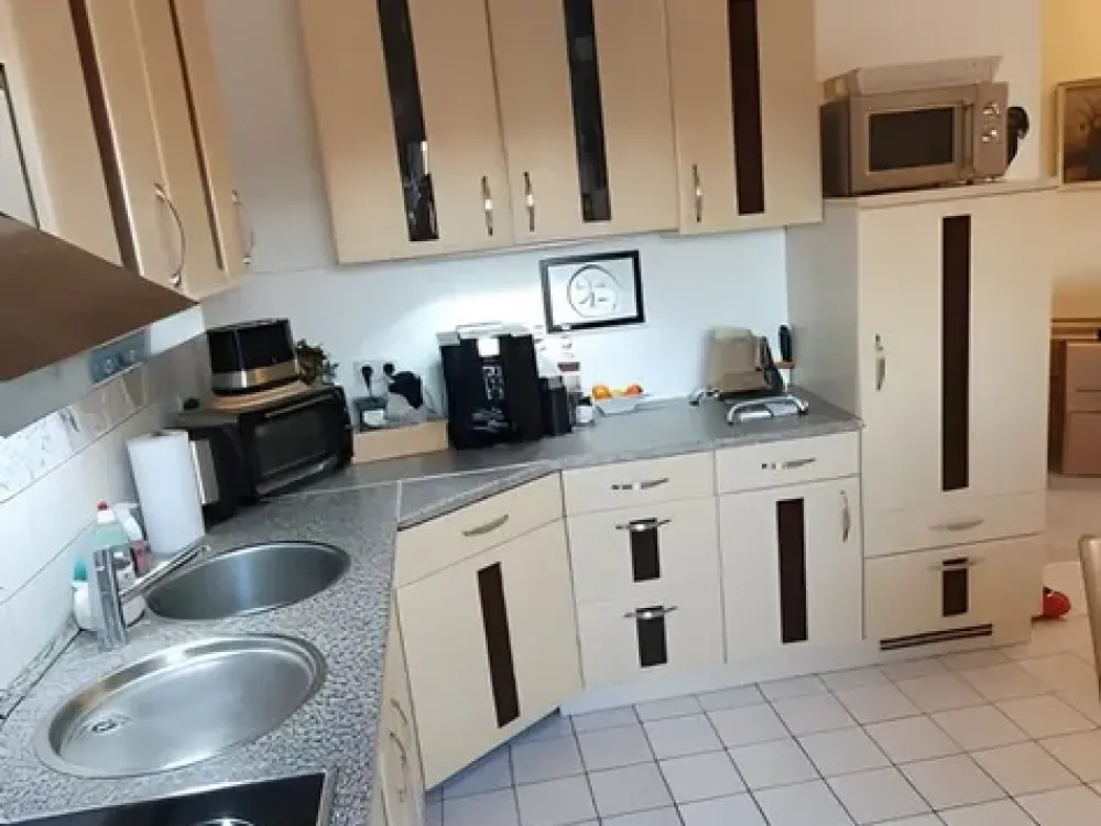 Charmante 3-Zimmer-Dachgeschosswohnung mit Aufzug, EBK und Skyline-Blick in Leipzig