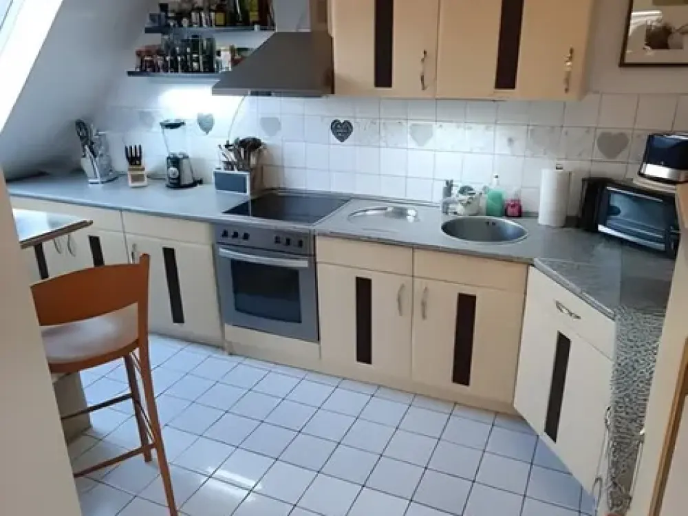 Charmante 3-Zimmer-Dachgeschosswohnung mit Aufzug, EBK und Skyline-Blick in Leipzig