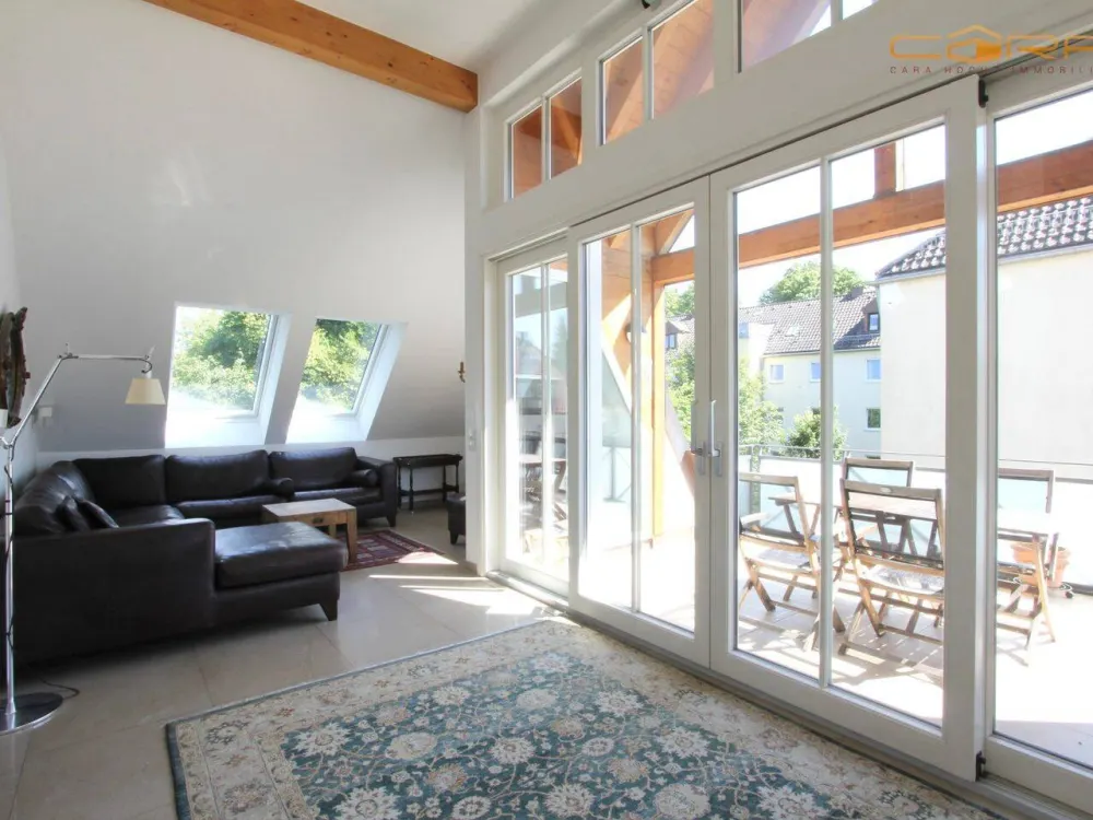 Representative 3-Room Apartment with South Balcony in Beautiful, Quiet Location Harlaching