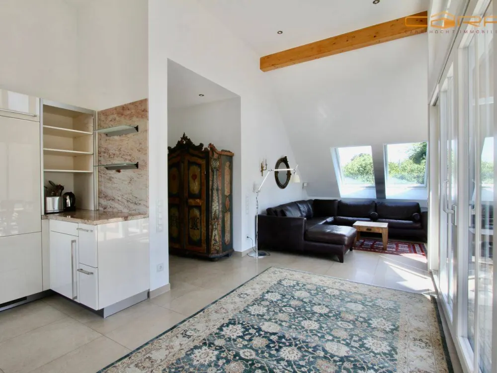 Representative 3-Room Apartment with South Balcony in Beautiful, Quiet Location Harlaching
