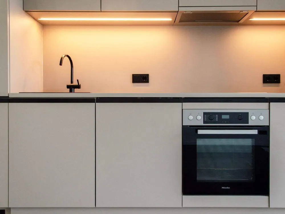 Vollmöblierte Design-Wohnung mit spannenden Blickachsen und Community-Features (Coworking, Fitness)