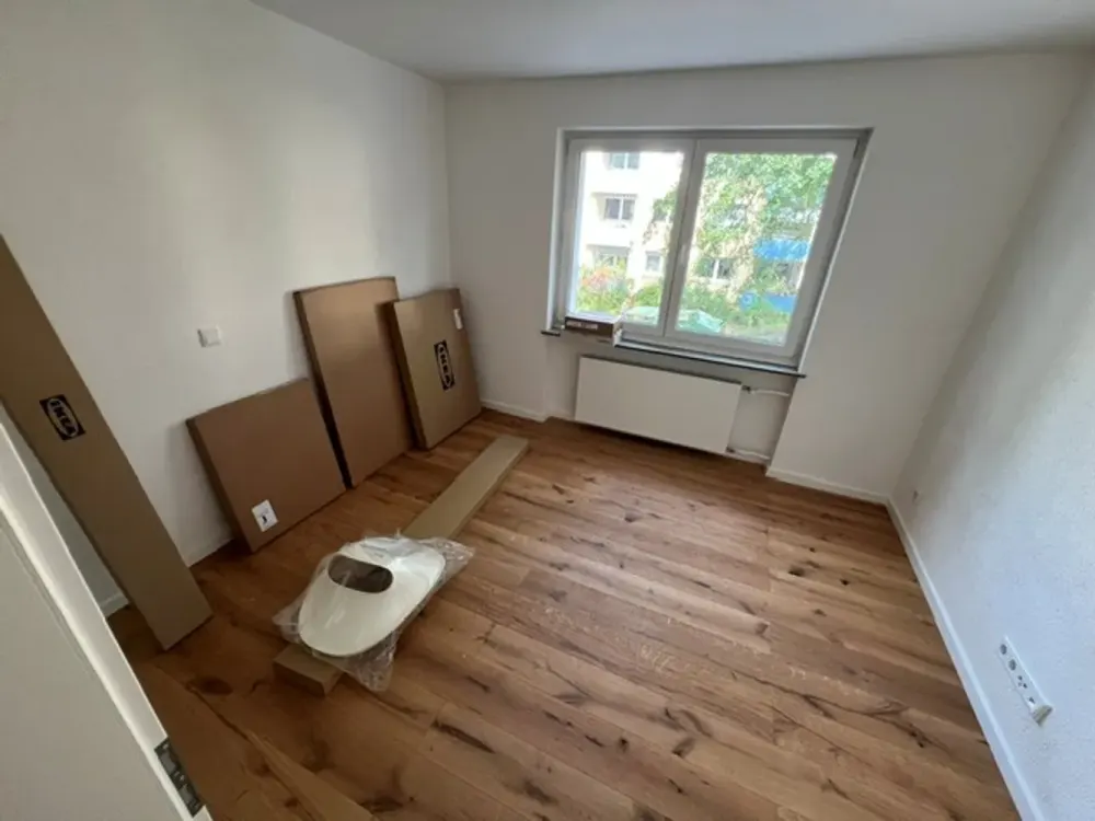 Moderne und voll möblierte 4- Zimmer Wohnung in Erlangen - WG geeignet.