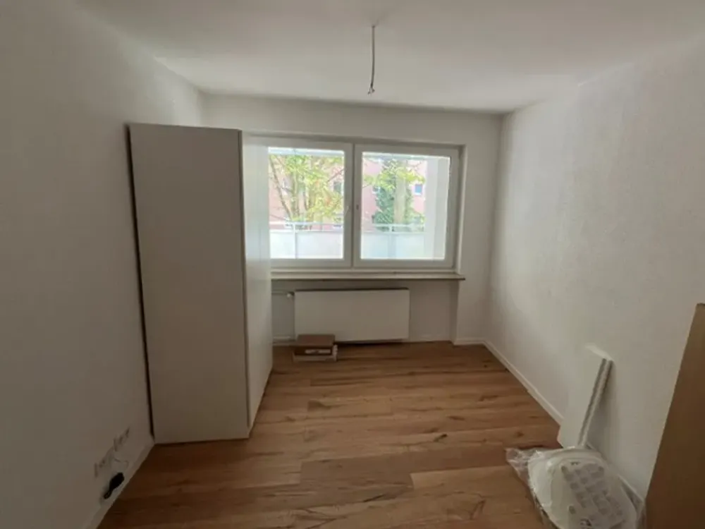 Moderne und voll möblierte 4- Zimmer Wohnung in Erlangen - WG geeignet.