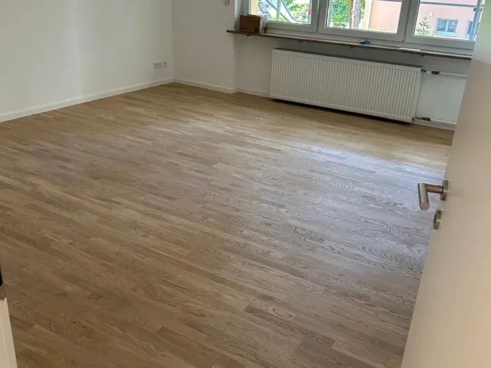 Moderne und voll möblierte 4- Zimmer Wohnung in Erlangen - WG geeignet.