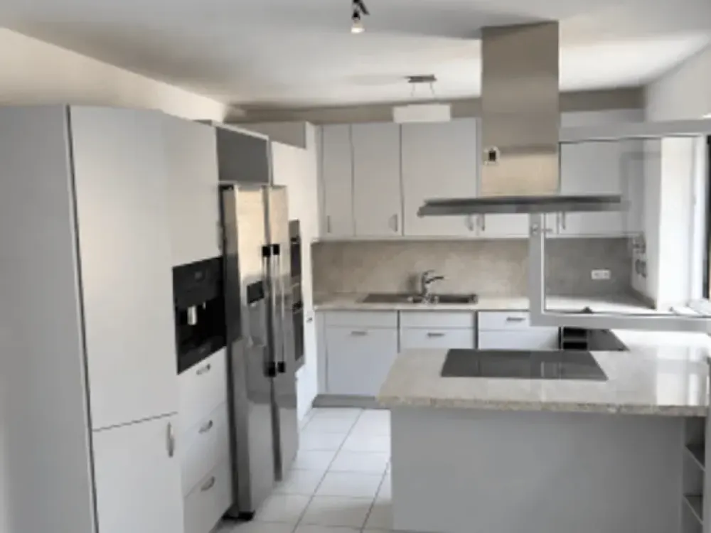 Living above Karlsruhe, spacious 4.5-room apartment with west-facing terrace and panoramic view