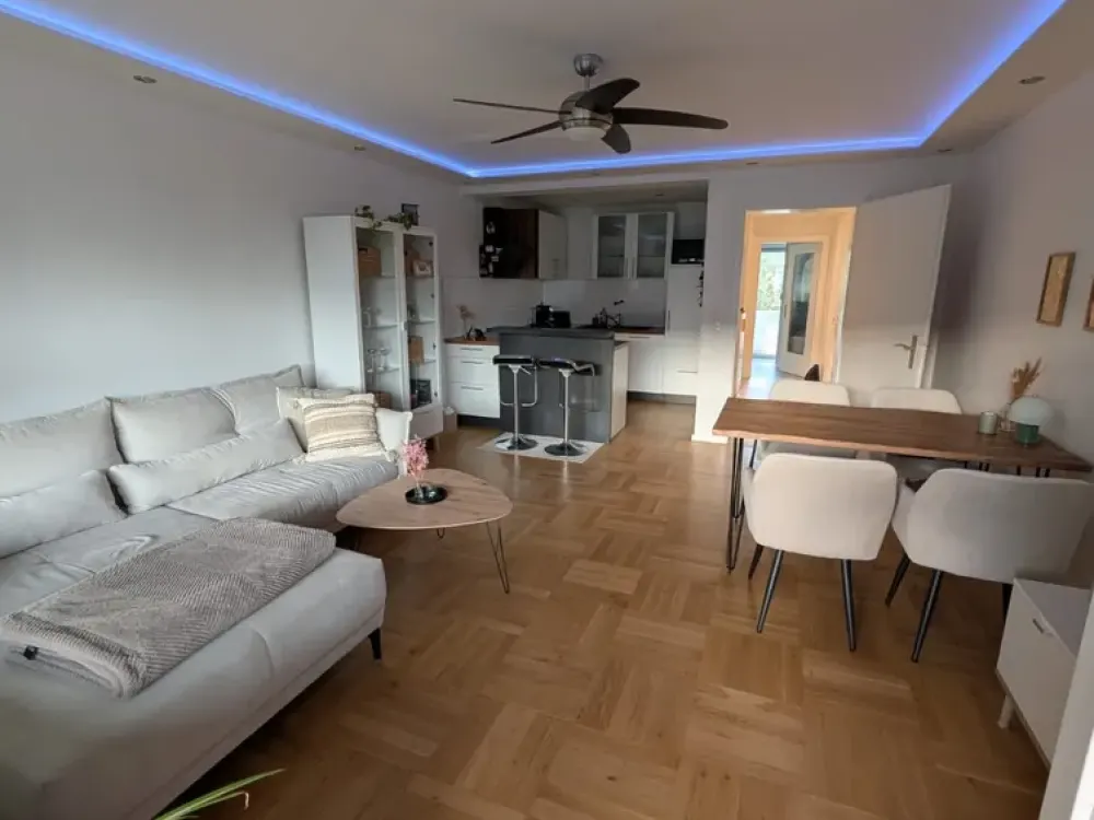 Geschmackvolle 2 Zimmer Wohnung mit gehobener Innenausstattung mit Balkon und EBK in Stuttgart