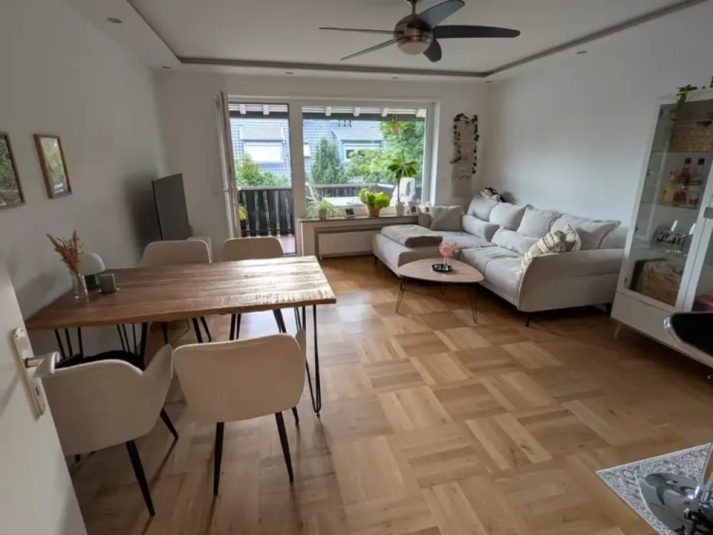 Geschmackvolle 2 Zimmer Wohnung mit gehobener Innenausstattung mit Balkon und EBK in Stuttgart