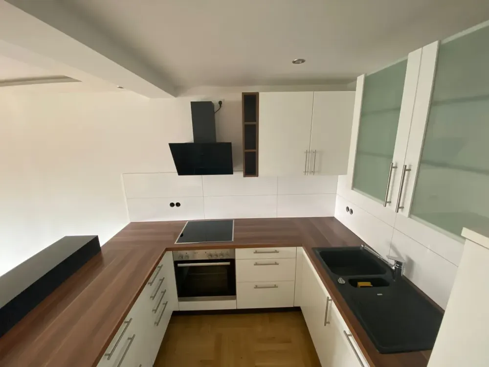 Geschmackvolle 2 Zimmer Wohnung mit gehobener Innenausstattung mit Balkon und EBK in Stuttgart