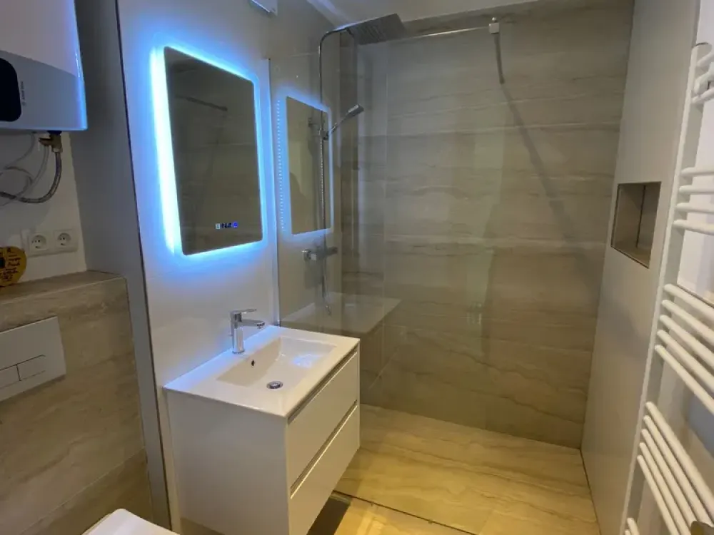 Geschmackvolle 2 Zimmer Wohnung mit gehobener Innenausstattung mit Balkon und EBK in Stuttgart