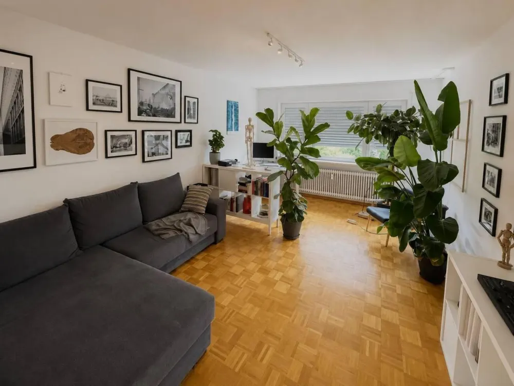2,5 Zi-Wohnung Hochparterre mit Nord und Süd Balkon in ruhiger Lage, Tiefgarage, geringe Nebenkosten
